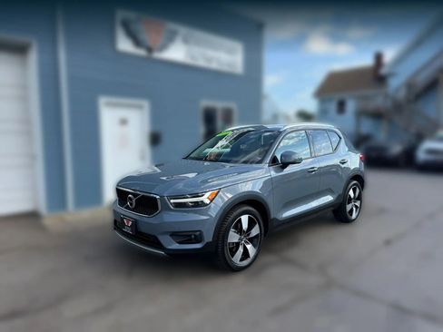 Used 2022 Volvo XC40 T5 Momentum w/ Premium Package AWD/4WD image 4
