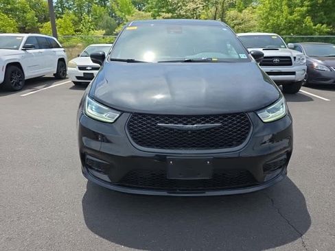 Used 2023 Chrysler Pacifica Limited w/ S Appearance Package FWD image 3