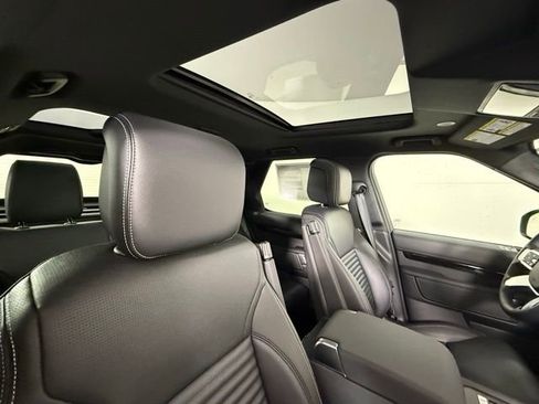 Certified 2025 Land Rover Discovery S image 33