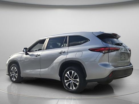 Used 2023 Toyota Highlander XLE image 8