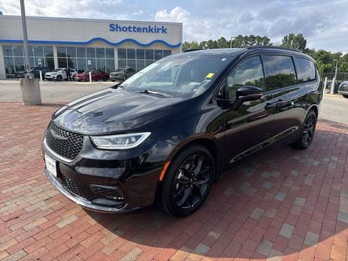 Used 2025 Chrysler Pacifica Limited FWD image 1