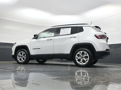 Used 2025 Jeep Compass Latitude AWD/4WD image 37
