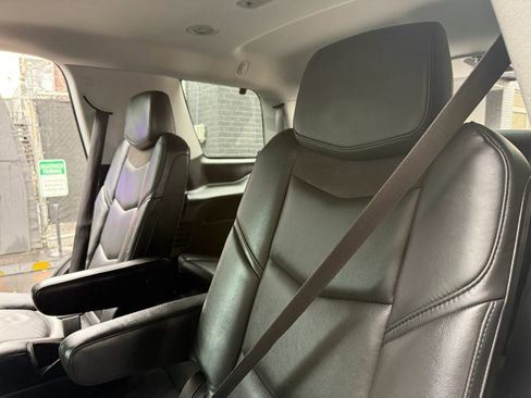 Used 2018 Cadillac Escalade Luxury AWD/4WD image 14