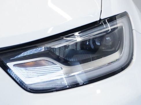 Used 2024 Chrysler Pacifica Select image 9