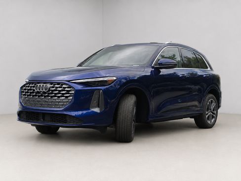 Certified 2025 Audi Q5 Premium w/ Convenience Package AWD/4WD image 3