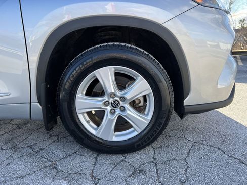 Used 2022 Toyota Highlander L image 12