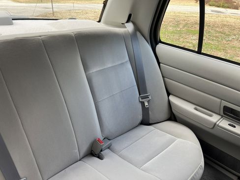 Used 2004 Ford Crown Victoria image 19