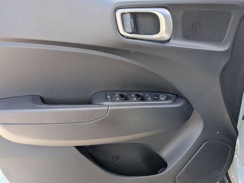 Used 2025 Hyundai Venue SEL FWD image 11