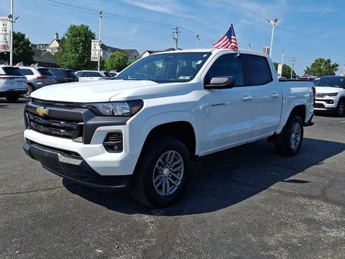 Used 2024 Chevrolet Colorado LT w/ LT Convenience Package II AWD/4WD image 3