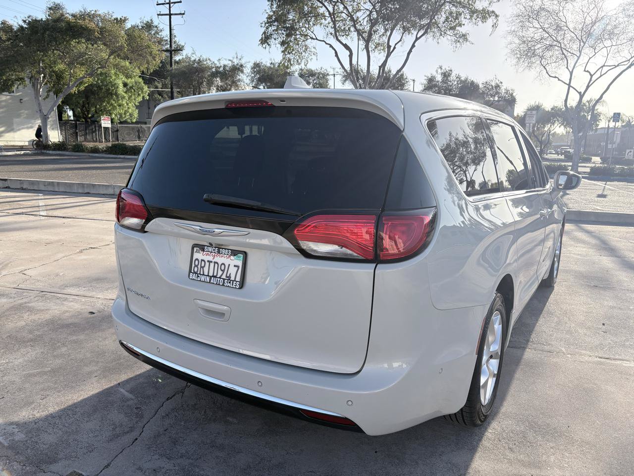 Used 2020 Chrysler Pacifica Touring w/ Tire & Wheel Group FWD image 10