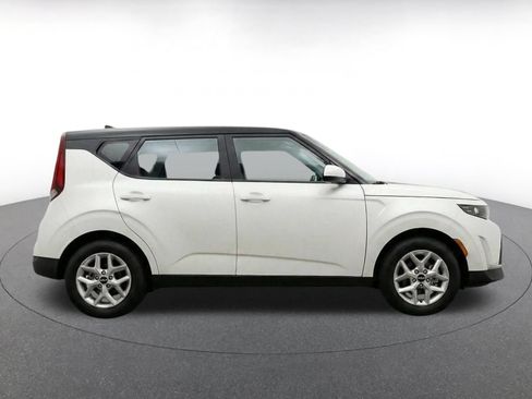 Used 2025 Kia Soul LX w/ LX Technology Package FWD image 10