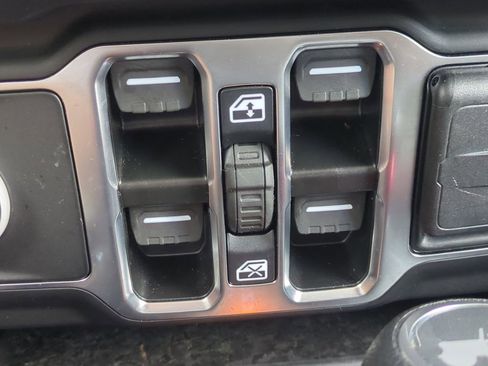 Used 2025 Jeep Wrangler Unlimited Sahara w/ Safety Group image 25