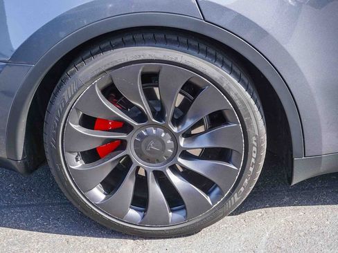 Used 2023 Tesla Model Y Performance image 8