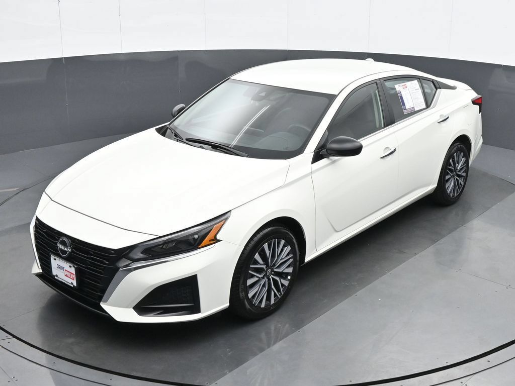 Used 2025 Nissan Altima 2.5 SV AWD/4WD image 17