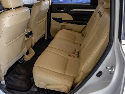 Used 2018 Toyota Highlander XLE image 36