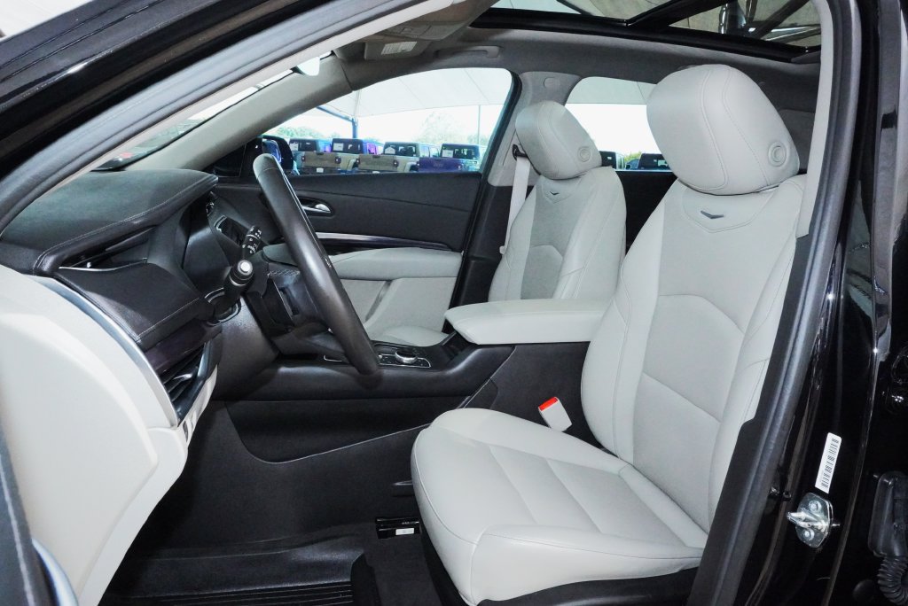Used 2023 Cadillac XT4 Luxury w/ Cold Weather Package FWD image 29