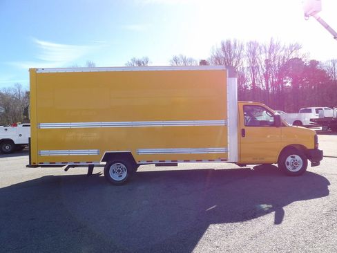 Used 2017 GMC Savana 3500 Extended image 9