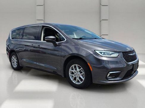Used 2023 Chrysler Pacifica Touring-L FWD image 7