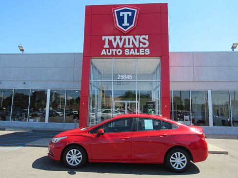 Used 2018 Chevrolet Cruze LS FWD image 1