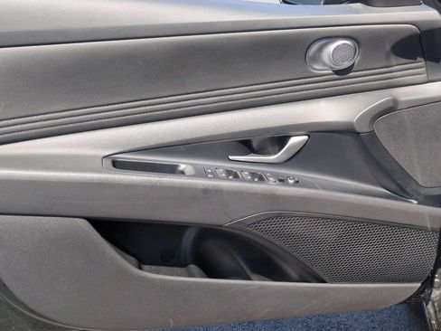 Used 2025 Hyundai Elantra SEL FWD image 11