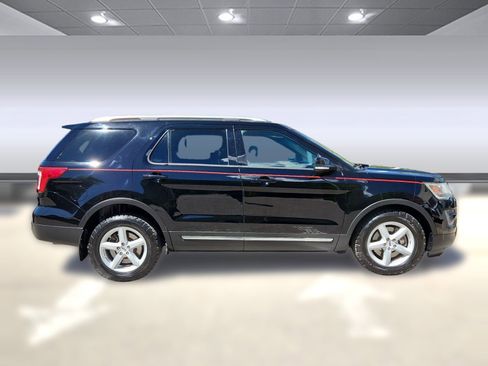Used 2016 Ford Explorer XLT w/ Equipment Group 202A AWD/4WD image 8