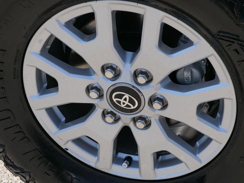 Used 2025 Toyota Tacoma SR5 AWD/4WD image 12