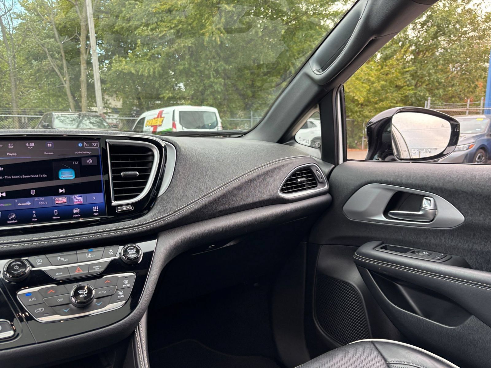 Used 2025 Chrysler Pacifica Limited FWD image 39