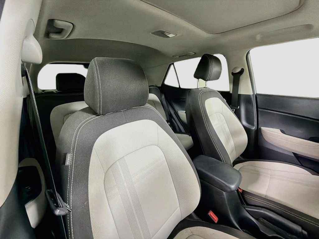 Used 2022 Hyundai Venue SEL FWD image 23