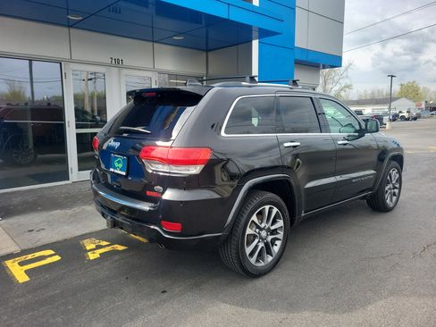 Used 2018 Jeep Grand Cherokee Overland AWD/4WD image 12