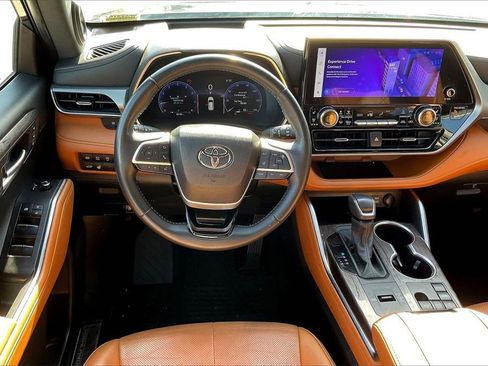 Used 2024 Toyota Highlander Platinum image 14