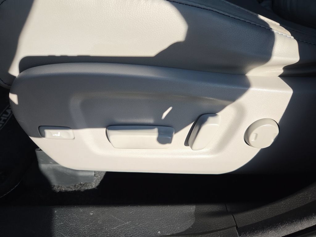 Used 2016 Toyota Highlander XLE AWD/4WD image 26