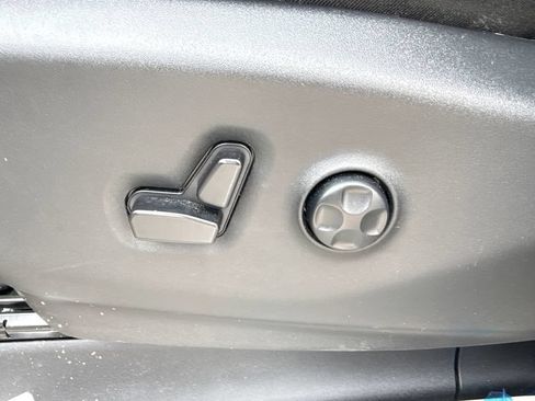 Used 2024 Chrysler Pacifica Touring-L FWD image 8