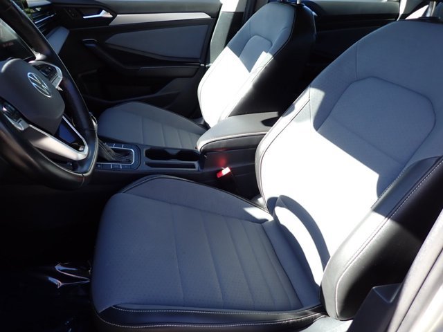 Used 2025 Volkswagen Jetta SE FWD image 10