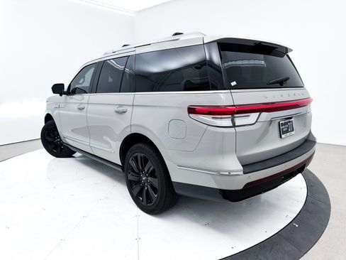 Used 2022 Lincoln Navigator Reserve image 2