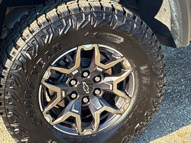 Used 2026 Chevrolet Colorado ZR2 w/ Technology Package AWD/4WD image 15