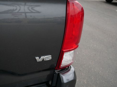 Used 2017 Toyota Tacoma TRD Off-Road AWD/4WD image 18