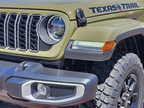 New 2026 Jeep Gladiator Sport AWD/4WD image 9