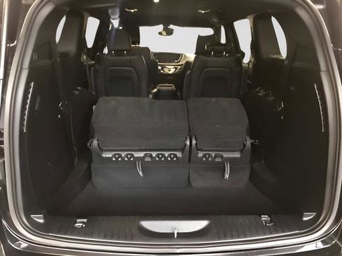 Used 2025 Chrysler Pacifica Select FWD image 9