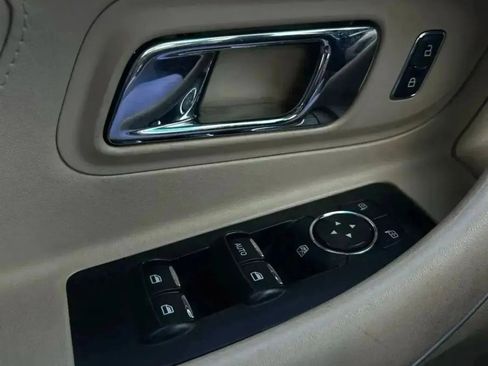 Used 2019 Ford Taurus SE image 17