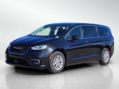 Used 2024 Chrysler Pacifica Touring-L image 7