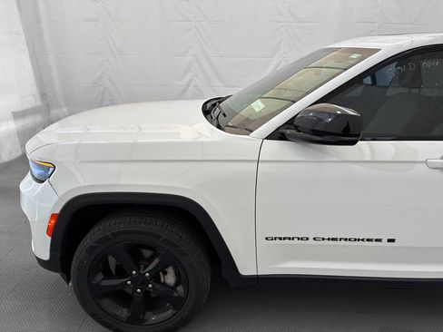 Used 2023 Jeep Grand Cherokee Limited w/ Black Appearance Package AWD/4WD image 3