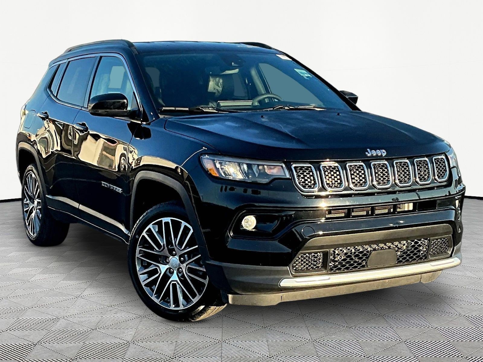 Used 2023 Jeep Compass Limited w/ Elite Group AWD/4WD image 3