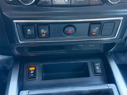 Used 2024 Nissan Titan SV w/ SV Convenience Package image 19