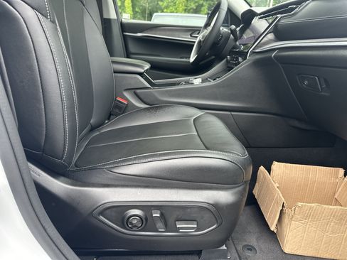 Used 2024 Jeep Grand Cherokee Limited w/ Luxury Tech Group II RWD image 16