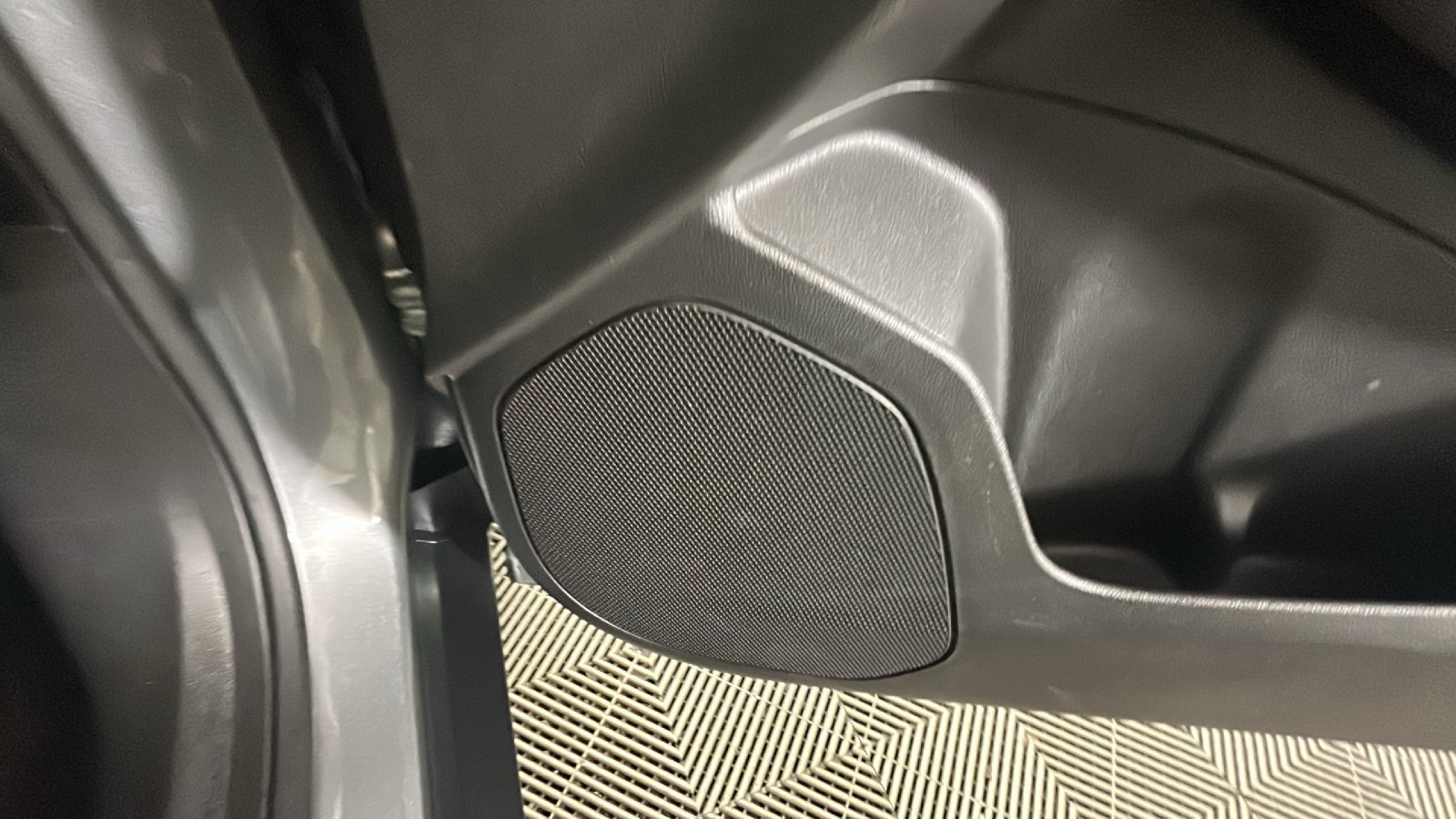 Used 2024 Chevrolet Trax RS w/ Sunroof Package FWD image 37