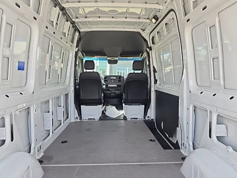 Used 2024 Mercedes-Benz Sprinter 2500 image 8