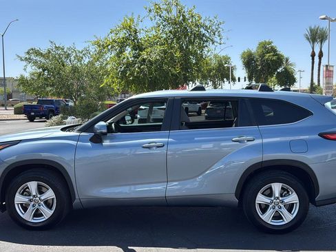 Used 2023 Toyota Highlander LE FWD image 5