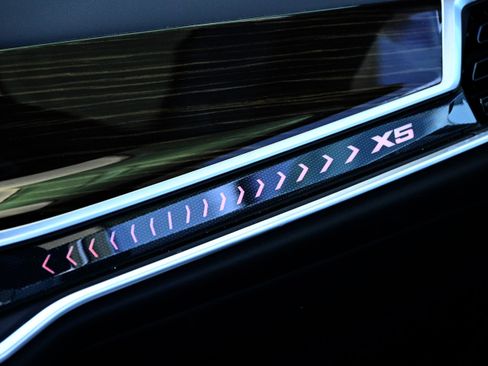 Certified 2024 BMW X5 xDrive50e w/ Premium Package image 20