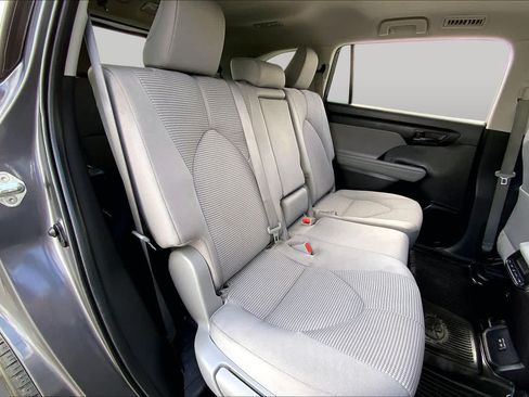Used 2022 Toyota Highlander LE FWD image 19