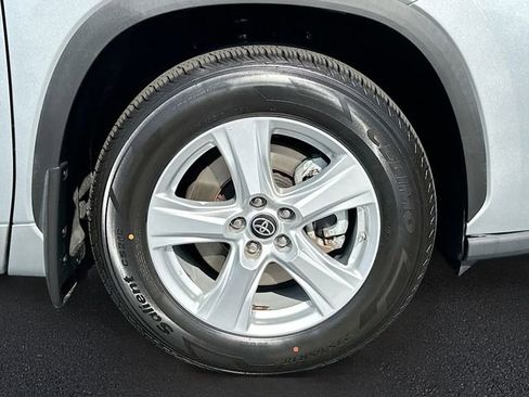 Used 2024 Toyota Highlander LE image 30